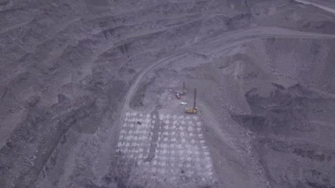 爆破孔采煤区、露天矿、采石的鸟瞰图。无人机射击准备爆破露天矿采煤，总体方案。