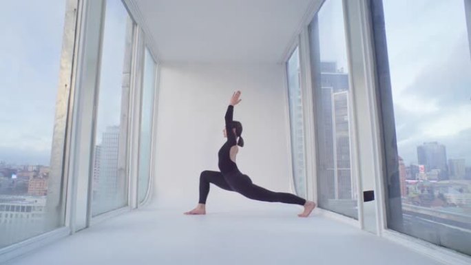 屋顶上的伸展舞蹈瑜伽练习芭蕾舞窗口