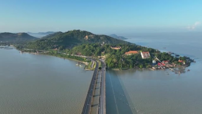 在泰国宋卡府，沿着横跨湖的桥梁行驶的汽车和车辆的空中无人机拍摄