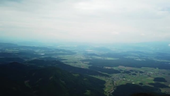 奥地利卡林西亚卡拉万克斯的Hochpetzen鸟瞰图。山谷和周围群山的全景。阴天。与斯洛文尼亚接壤。