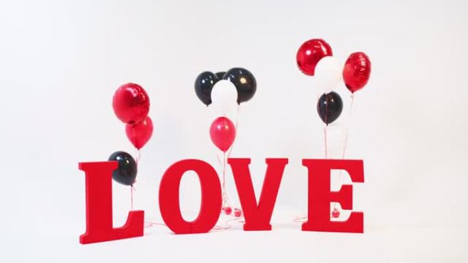 红色铭文 “爱” 与移动的baloons