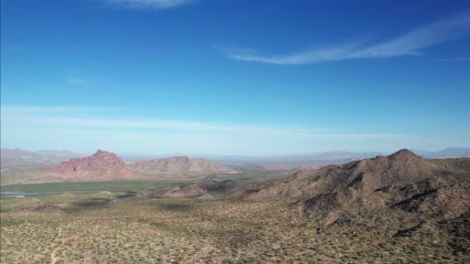 蓝天背景下的红山和Usery区域公园鸟瞰图