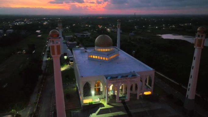 泰国颂卡省哈堤艾区颂卡中央清真寺的无人机夕阳美景