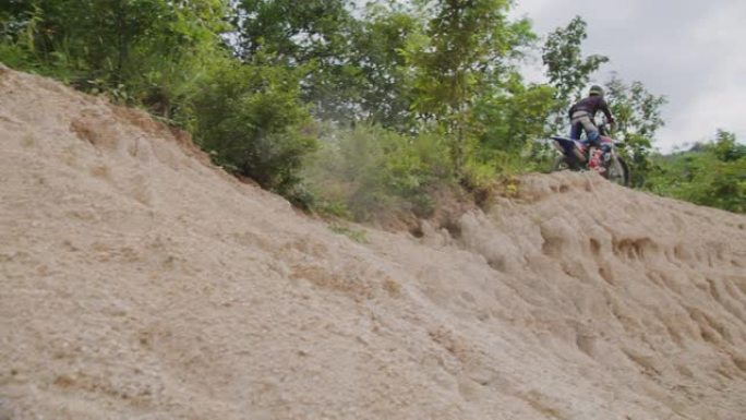 摩托车越野赛车手准备在泥泞的赛道上比赛