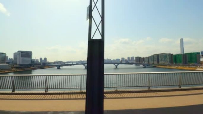 远处可以看到彩虹桥，驶过桥。