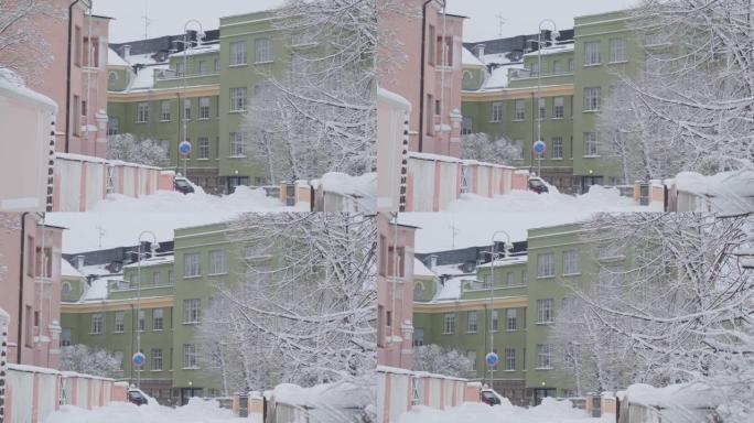 强烈的暴风雪过后，积雪覆盖的街道