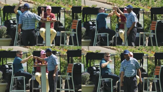 退休的男性高尔夫球手在阳光明媚的露台上练习推杆和喝啤酒