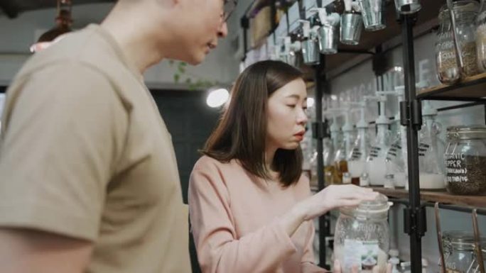 亚洲女性通过嗅觉在笔芯商店测试新产品。