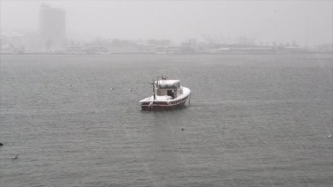 大雪冬日海上小船