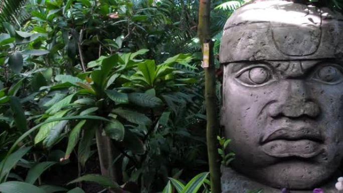 用石头雕刻而成的奥尔梅克雕塑。玛雅象征-丛林中的大石头雕像