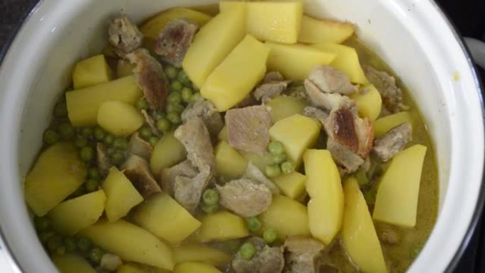 烹饪: 土豆炖肉和青豌豆
