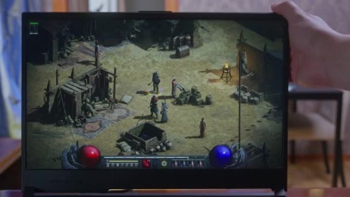 俄罗斯罗斯托夫-2021年11月13日: 玩家关闭了他玩在线游戏《暗黑破坏神2》复活的笔记本电脑的显
