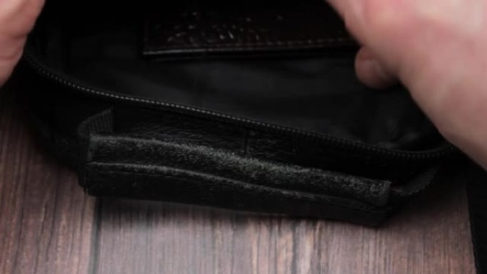 钱包男士拉链特写。男士黑色皮革钱包。