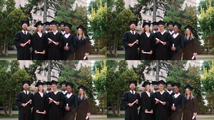 在大学花园毕业日里，一群富有魅力和兴奋的学生在镜头前合影，他们穿着毕业套装和帽子，面带微笑。在阿里·