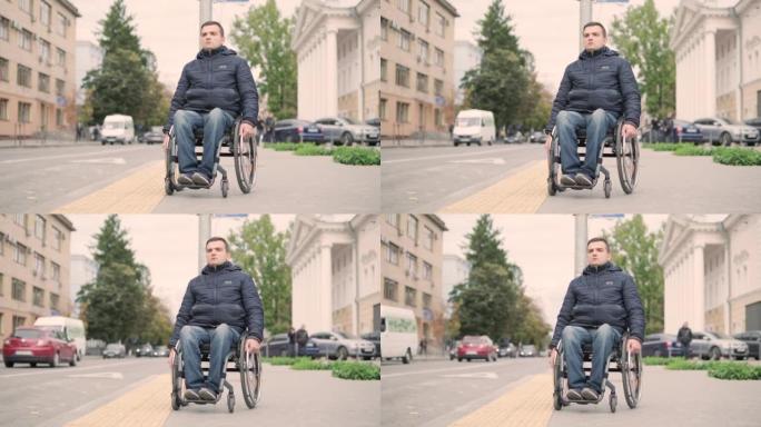 有身体残疾的人等待有无障碍坡道的城市交通工具