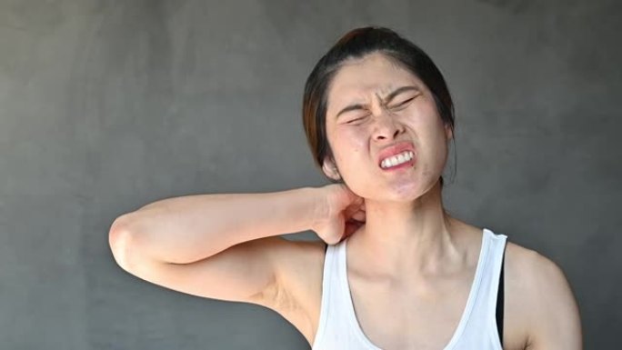 长期工作导致颈部疼痛的亚洲女性。