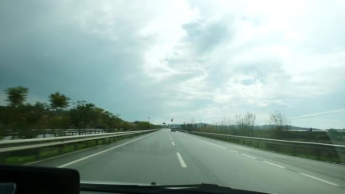 从汽车通过正面拍摄土耳其赛道的视频