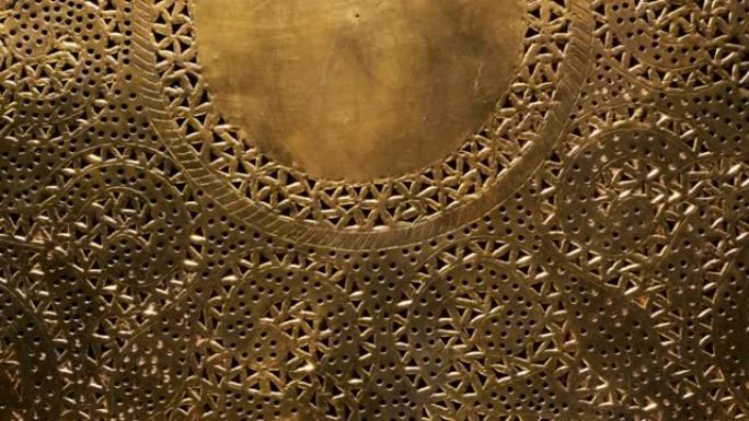 摩洛哥阿拉伯金色黄铜灯，图案错综复杂。手工制作的灯具设计特写。