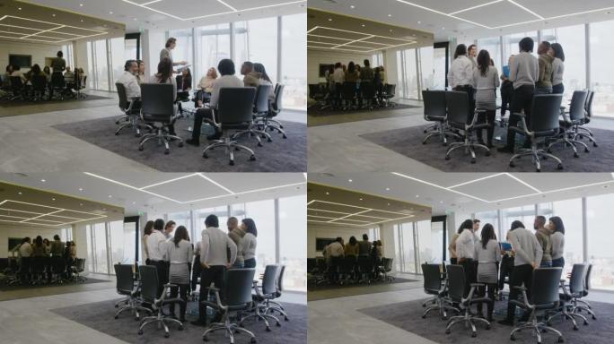 商务人士在会议室里挤作一团开会
