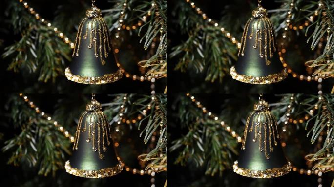 圣诞钟声装饰挂在树上，背景是金色的波克