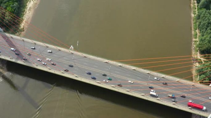 无人机景观公路河上的桥梁。区域景观城市道路景观