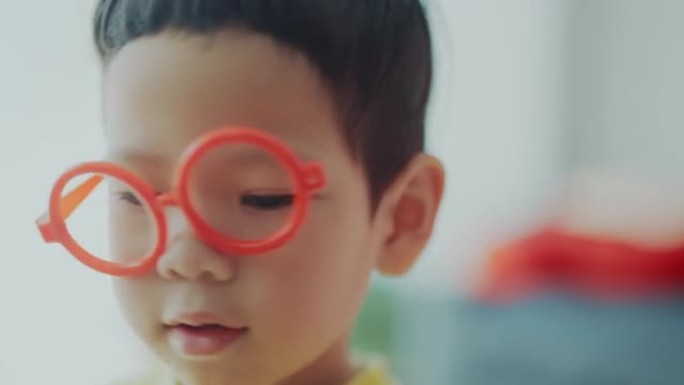 2-3岁可爱的男孩保护眼睛免受蓝光照射。
