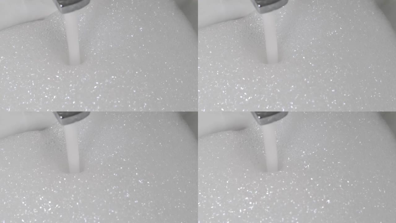 关闭浴缸中水的视频