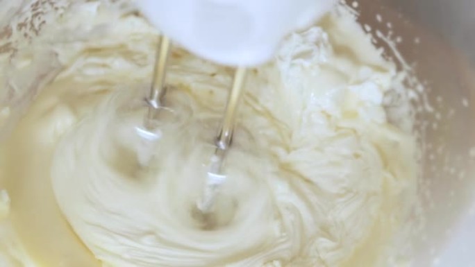 自动面粉混合机混合奶油蛋糕，在厨房准备甜点