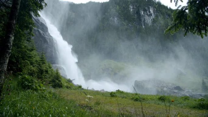 奥地利。欧洲Krimml瀑布从侧面落下，大雨后大量积水