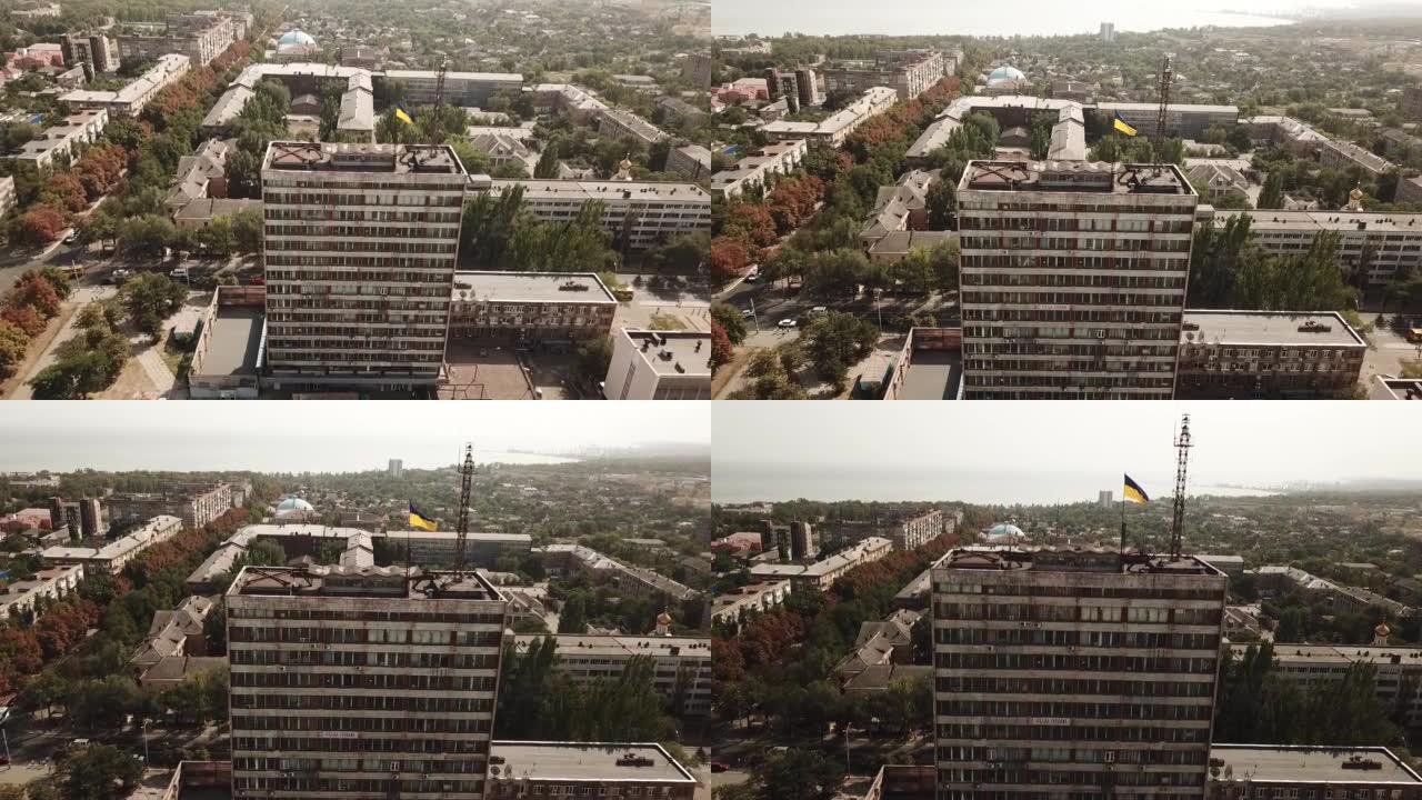 和平的马里乌波尔城市景观。马里乌波尔市中心行政大楼的鸟瞰图，顶部有乌克兰国旗