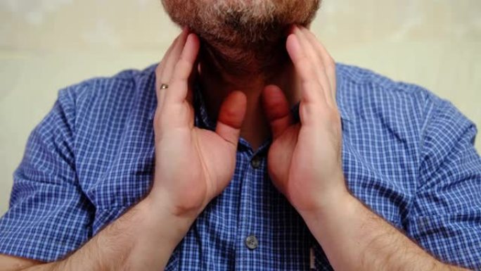 一个男人检查他的淋巴结。一个无法辨认的留着胡须的男人脖子上感到不适。