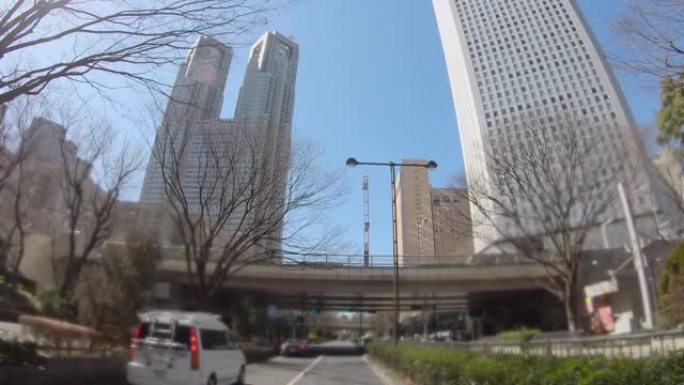 一览阳光明媚的新宿摩天大楼