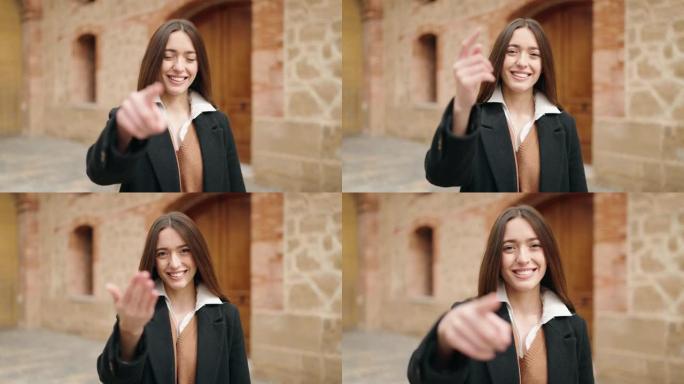 年轻的西班牙裔妇女微笑着自信地在大学里做手势
