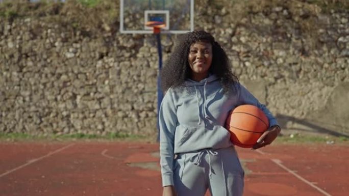 活跃的女运动员黑人，手持篮球