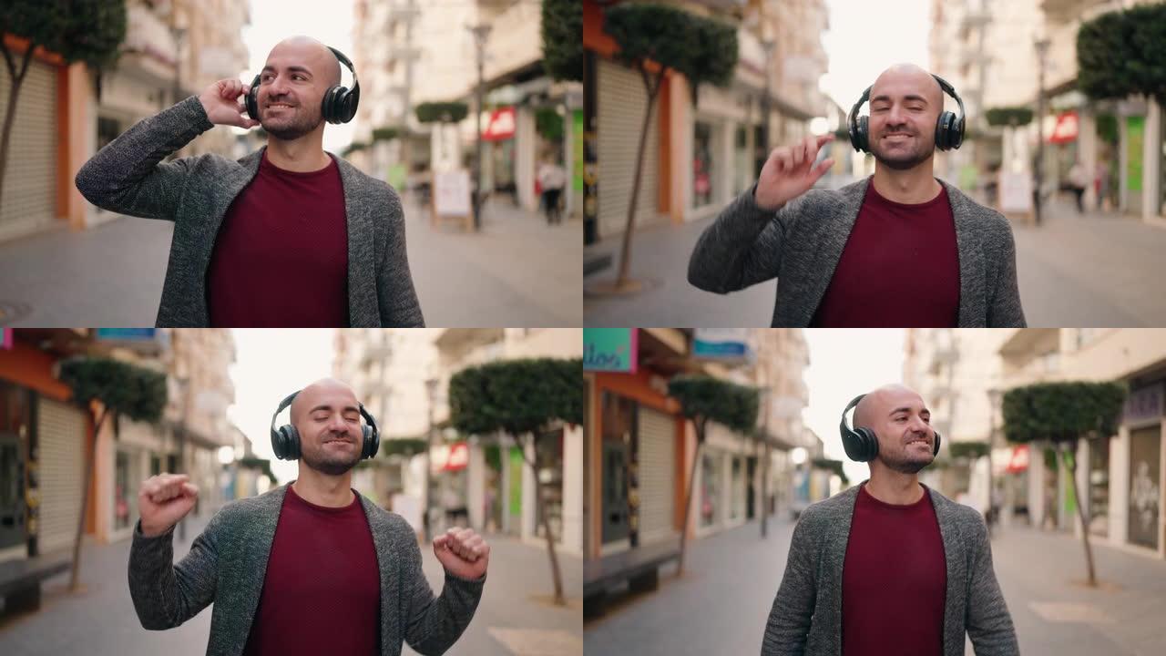 年轻的秃头男子微笑着自信地在街上听音乐
