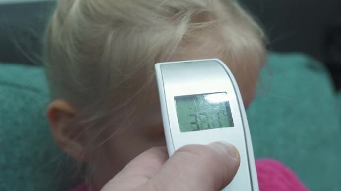爸爸用数字温度计测女儿体温Covid 19病毒症状-流行病冠状病毒爆发概念。特写4k镜头