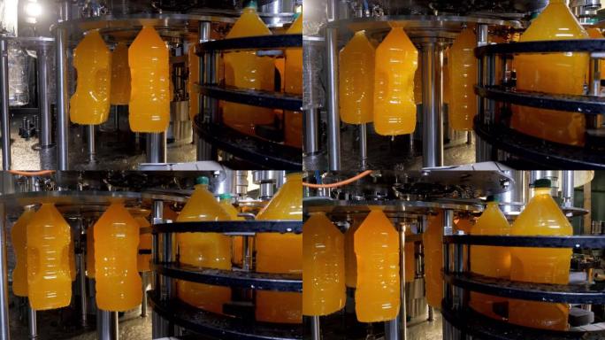 在工厂的自动输送线上装瓶天然橙汁。