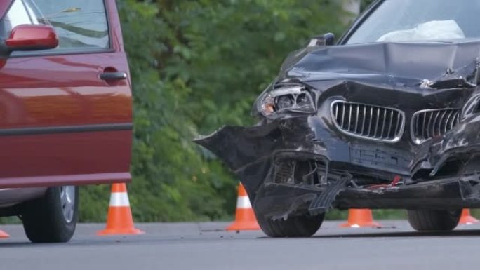 在城市街道撞车现场发生碰撞后，重型车祸车辆受损。道路安全和保险概念