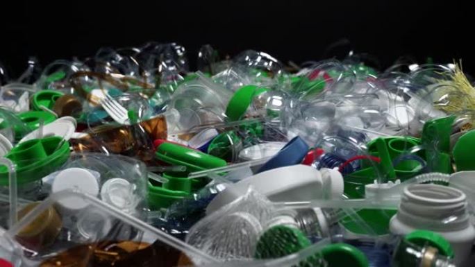 一个家庭的一次性塑料垃圾。使人们意识到不可回收的塑料废物对垃圾填埋场的过度污染。桌子上有毒的不可生物