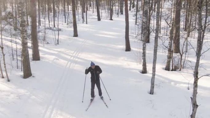 大自然中的老年人滑雪