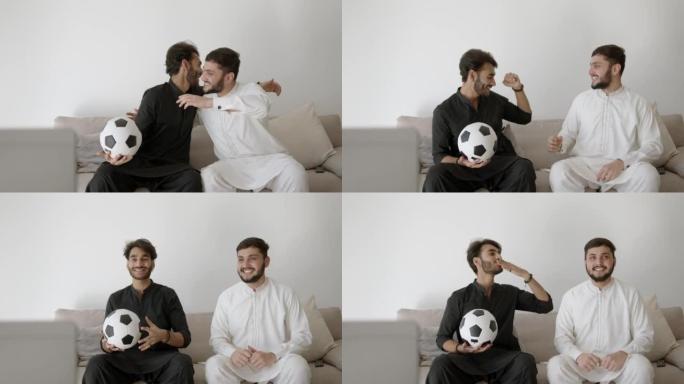 两名印度男子在现代房间观看足球