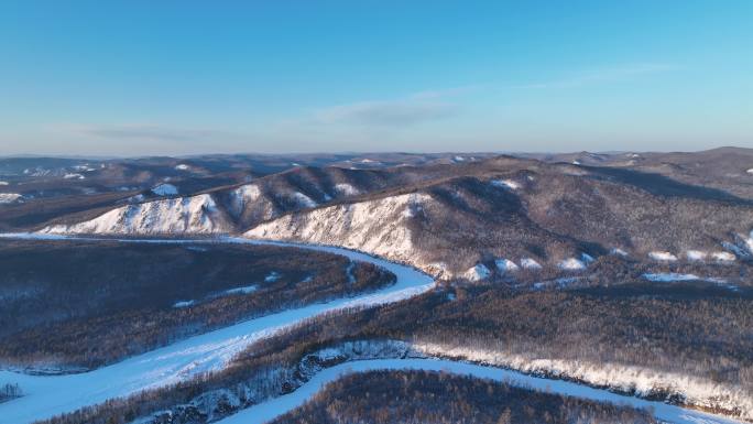 航拍大兴安岭激流河山林雪景