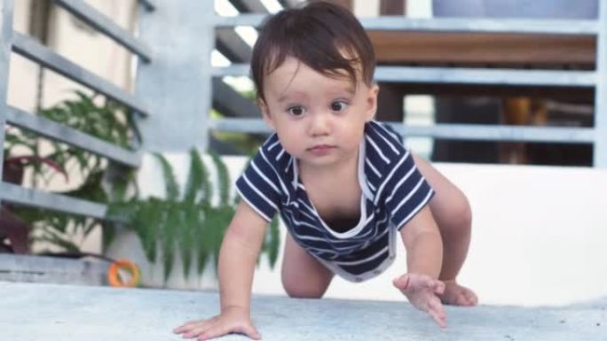 聪明的婴儿9-10个月四肢倾斜。这个孩子很快就会学会走路，他不能坐着不动，他想为他看到和触摸这个新世