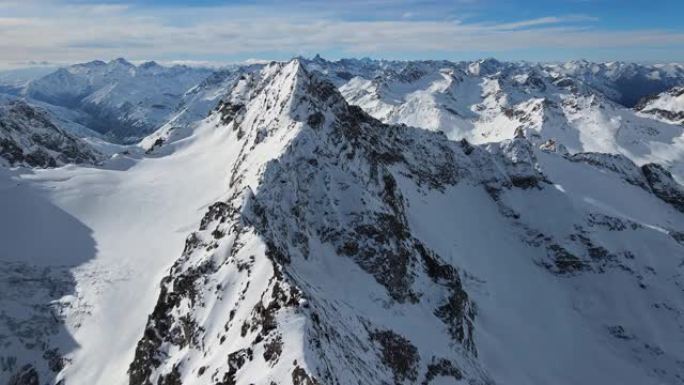 在晴朗的天气下，冬天雪中的切get山脉的鸟瞰图