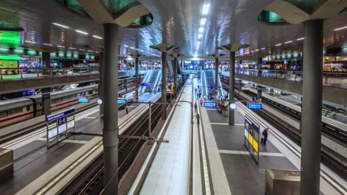 德国柏林，柏林中央车站的延时视图，显示乘客登机和火车到达和离开