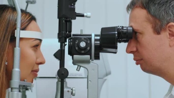 用验光仪在眼科医生或眼科医生处测量眼睛。眼科医生在临床上测量年轻女性的眼压。