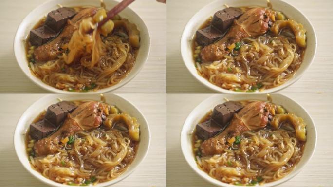 棕色汤碗炖鸡肉面条 -- 亚洲美食风格