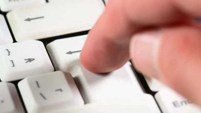 手指按下纯白色办公室笔记本电脑键盘对象宏，细节，极端特写上的enter键。行动确认，人发信息，确认条