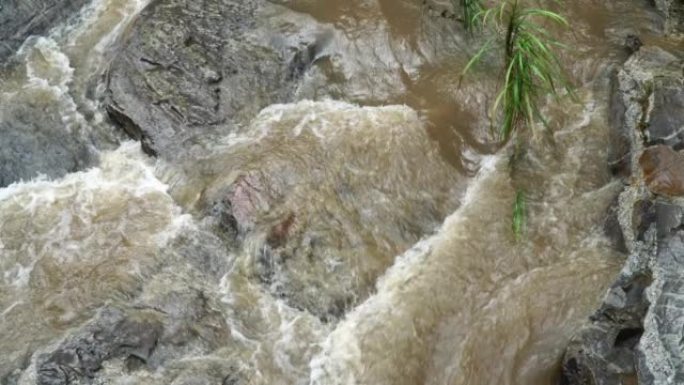 溪流水衡水下大雨山泉水瀑布岩石