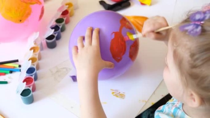 儿童绘画图案在气球上画有趣的微笑。有趣的玩具。工艺概念。艺术学习与教育